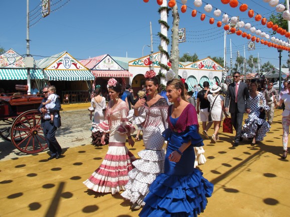 chicas vestidas con traje sevillano