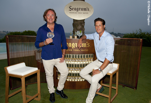 Architect, Tomás Alía and Luis Medina Abascal by the specially designed Seagram´s bar