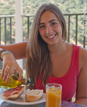 Unmarked, refillable olive oil bottles like these are no longer allowed in bars and restaurants. © Michelle Chaplow