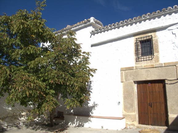 The cortijo, with its magnificent stone entrance, dates from the 17th century.