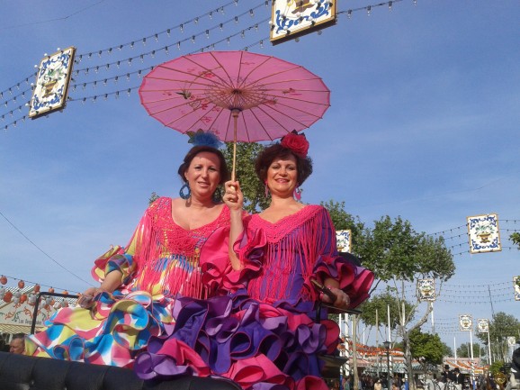 mujeres con parasol en Feria de Sevilla