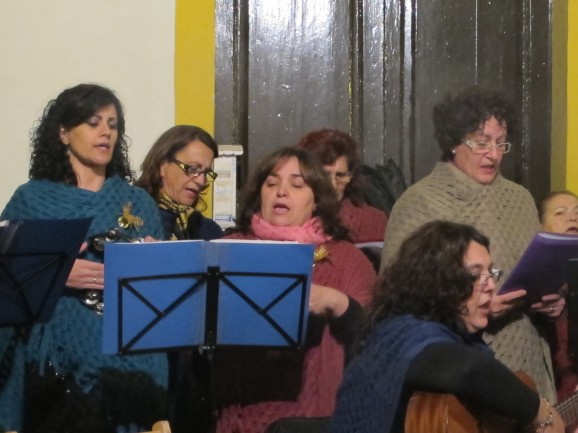 Singong zambombas, Christmas songs, in the street.