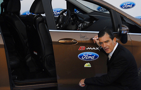 © Rebekah Thompson Antonio signs the car for the auction.