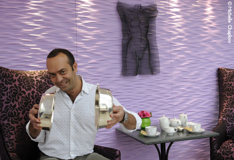 José taking time out at the Jumeirah Carlton Tower club lounge © Michelle Chaplow