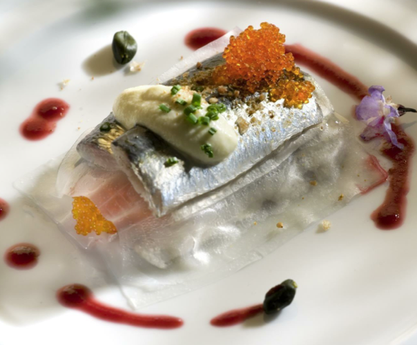 Sardines with white garlic and cherries ©Restaurante Alejandro