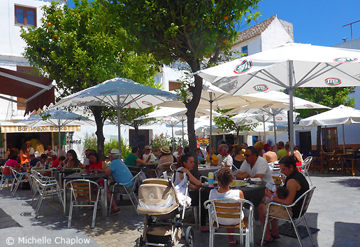 Al fresco dining for all the family in Tarifa © Michelle Chaplow
