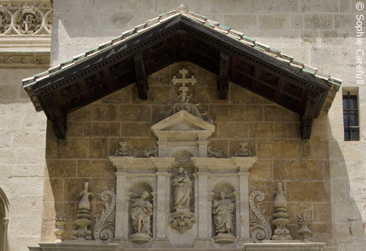 The intricate decoration above the door to the Royal Chapel. © Sophie Carefull  