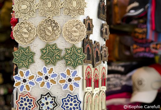 Moorish magnets and coloured caps in a souvenir shop. © Sophie Carefull Moorish magnets and coloured caps in a souvenir shop. © Sophie Carefull