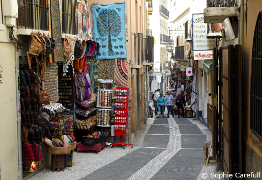 Browse for souvenirs and enjoy delicious tea on Calderia Nueva street. © Sophie Carefull Browse for souvenirs and enjoy delicious tea on Calderia Nueva street. © Sophie Carefull