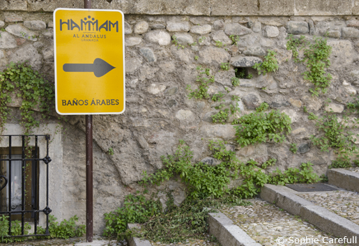 You will see this sign for the baths when crossing the river from Carrera del Darro. © Sophie Carefull  