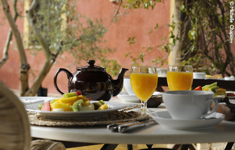 © Michelle Chaplow Freshly squeezed orange juice and Earl Gray tea for breakfast at Hacienda de San Rafael, near Seville © Michelle Chaplow Freshly squeezed orange juice and Earl Gray tea for breakfast at Hacienda de San Rafael, near Seville