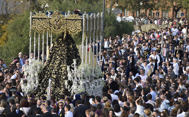 The procession of the Virgen de la Estrella, Triana, Seville ©Michelle Chaplow The procession of the Viren de la Estrella, Triana, Seville ©Michelle Chaplow