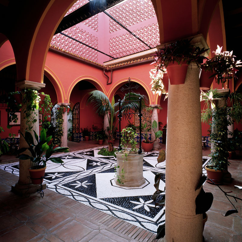 Typical "patio andaluz" at the Parador ©Paradores