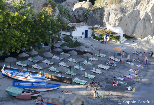 Playa Calahonda just beneath the Balcon de Europa has old fishermen's cottages built into the rock. © Sophie Carefull Playa Calahonda just beneath the Balcon de Europa has old fishermen's cottages built into the rock. © Sophie Carefull