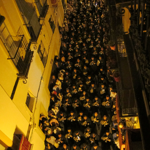 Descripción breve de la imagen (ej: 'Las Cigarreras en procesión')