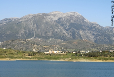 Lake Viñuela is set in the stunning landscape of the Axarquia. © Michelle Chaplow