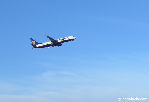 Ryanair flight taking off © Andalucia.com