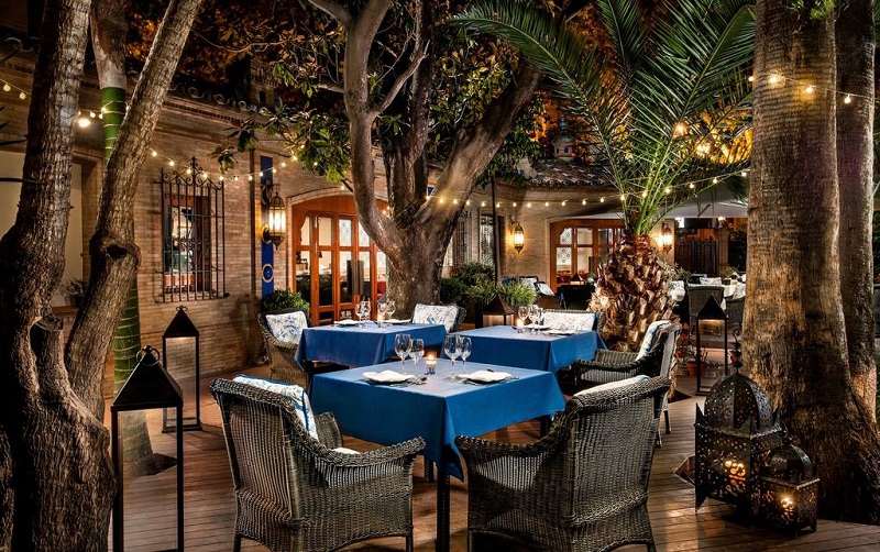 Al Fresco dining © Booking.com / Hotel Alfonso XIII, a Luxury Collection Hotel