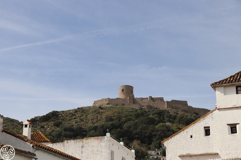 View of the castle on top of the hill in Jimena de la Frontera © Max Phythian