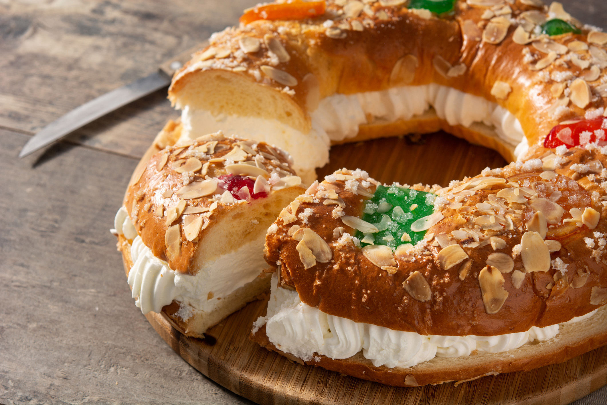 Breakfast is a special occasion on the Three Kings day, January 6th with the Three Kings’ Cake ( Roscón de Reyes) © istock