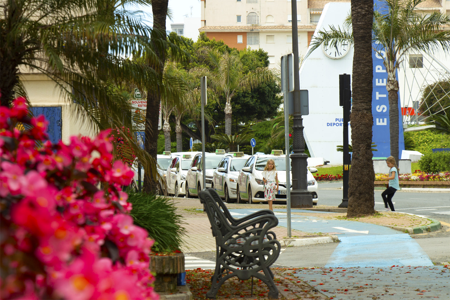 Taxi rank in Estepona at the entrance to the Marina  © Gonzalo Álvarez