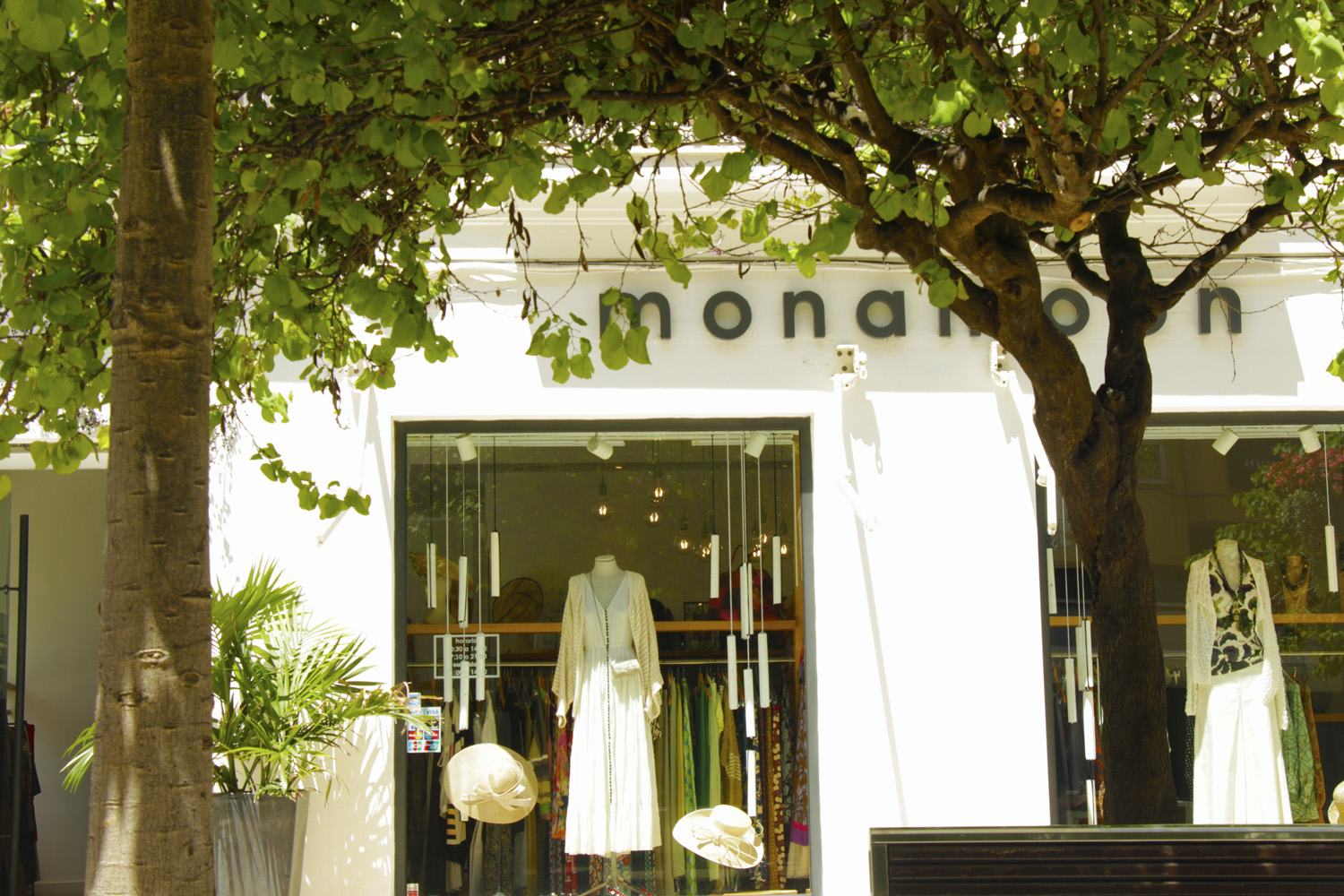 Shopping in Estepona © Gonzalo Alvarez