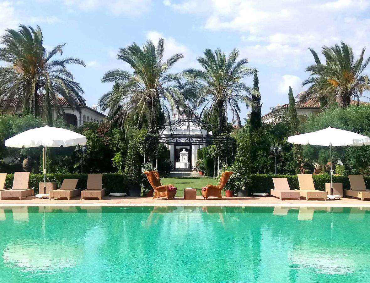 Peace and tranquility by the pool © Booking.com | Hotel Monsaterio de San Martin