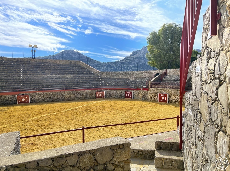 The bullring of Villaluenga del Rosario, is not round, it´s unusually hexagaonal