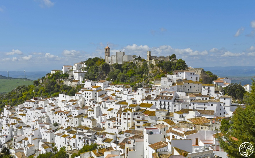 Whitewashed sugar-cube houses cascading down the hills of Casares, Spain © Michelle Chaplow