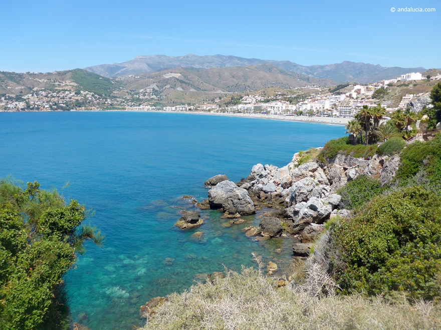 Looking into the bay of La Herradura © Michelle Chaplow