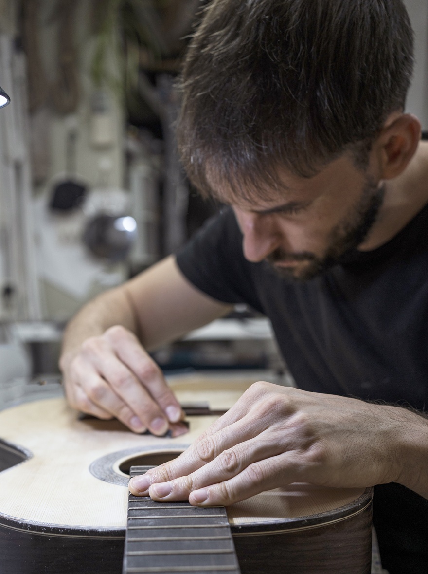 "To become a guitar-maker, the most important thing tis the talent and passion you put into it" Diego Cabeza © Fernando Rojas 