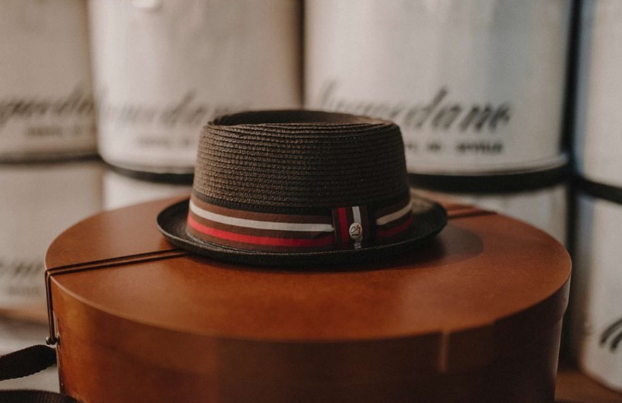 A gentleman’s hat, ready for a stylish stroll through Seville © Maquedano