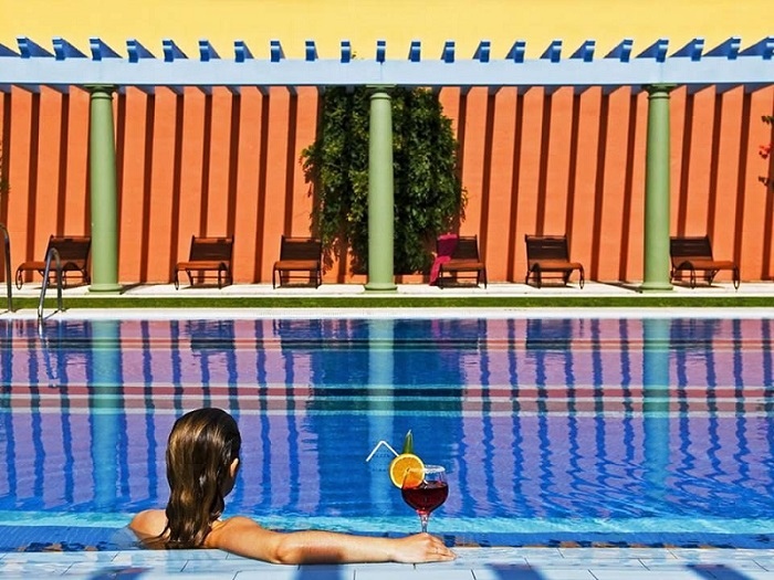 Drinks by the pool © Booking.com / Hotel Hacienda Montenmedio