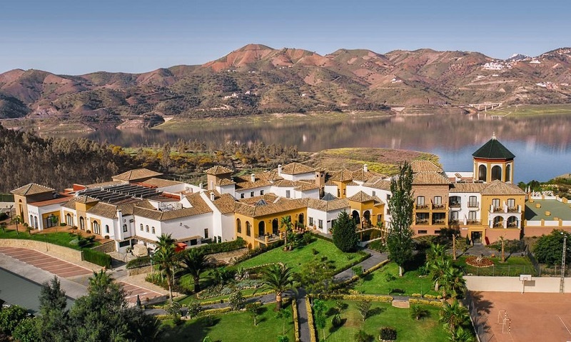 lake backdrop © Booking.com / B Bou Hotel La viñuela & Spa