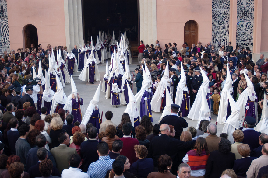 The “Nazarenos” are the members of the “cofradías” who participate in the processions. © Michelle Chaplow