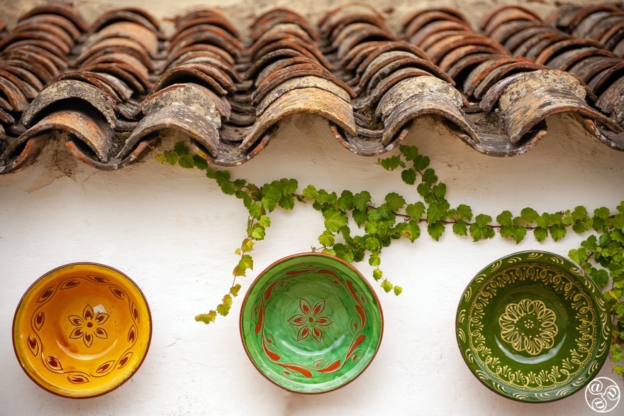 Traditional handmade ceramic plates in Galaroza © Michelle Chaplow
