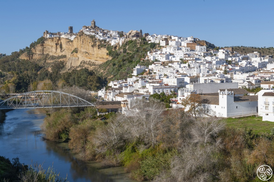 Arcos de la Frontera is one of Andalucia's most dramatically positioned pueblos blancos (white villages) © Michelle Chaplow