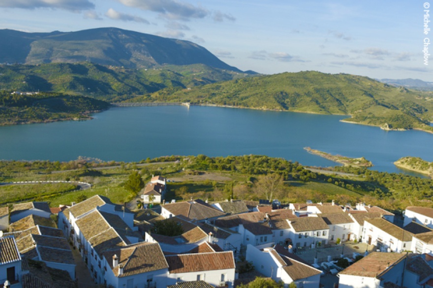 Views from the village to the turquoise reservoir © Michelle Chaplow