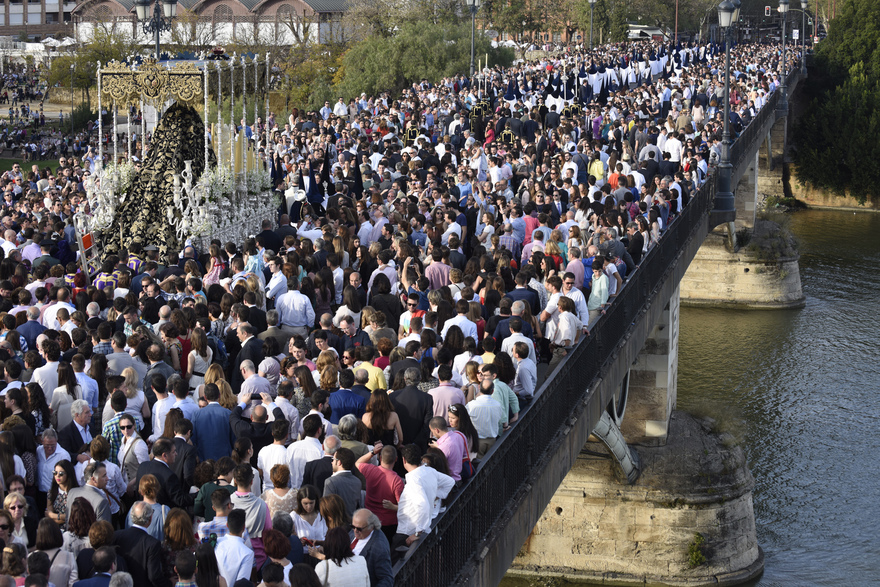 The procession of the Virgen de la Estrella, Triana, Seville © Michelle Chaplow