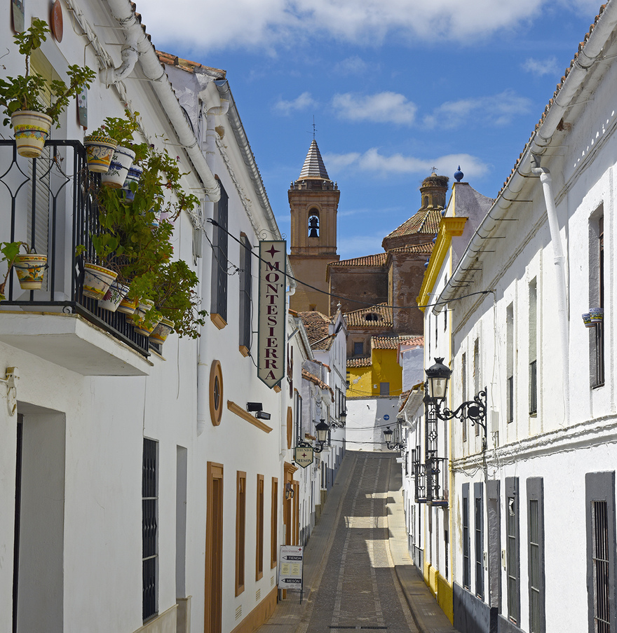 Calle Barco leads from the main shopping street to the 18th-century Iglesia de San Miguel © Michelle Chaplow