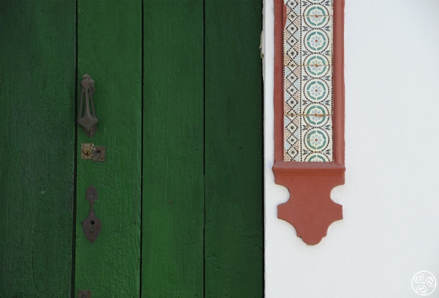 Simple, elegant doorway in Galaroza © Michelle Chaplow