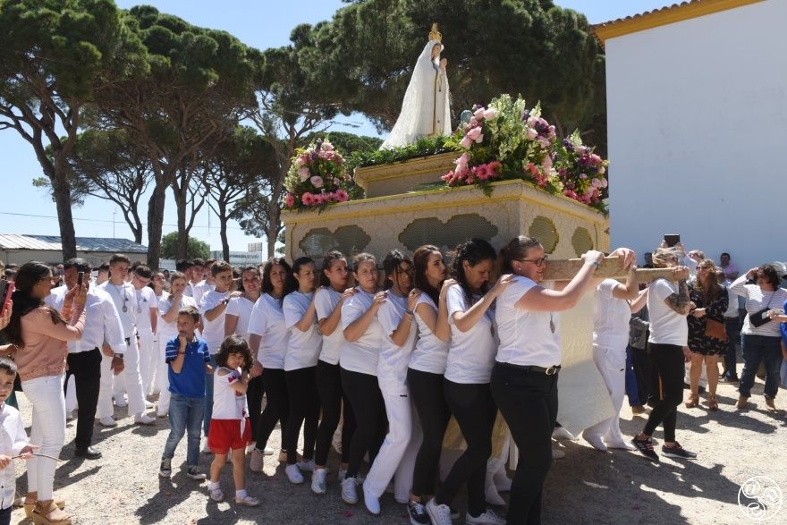 The focal point of the procession is the icon of the Virgin of Fátima, which is carried in procession. (c) Michelle Chaplow