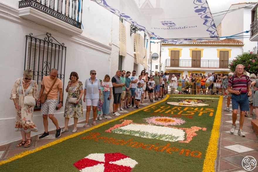 The main street, Calle Real, has an awning to protect the petals from the sun and it is very pleasant to work under the shady canopy. © Michelle Chaplow