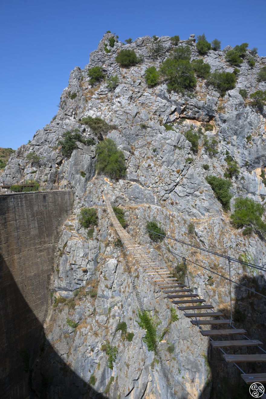 Tibetan walkway and  The Presa de los Caballeros (Dam) ©&nbsp;Chris Chaplow
