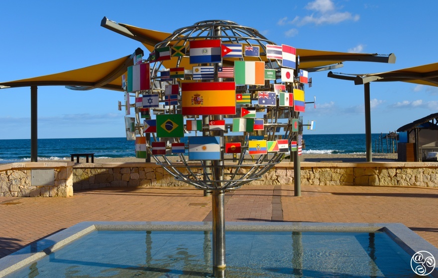 Fuente de la plaza de las naciones - Fountain in the Plaza de las Naciones © Michelle Chaplow