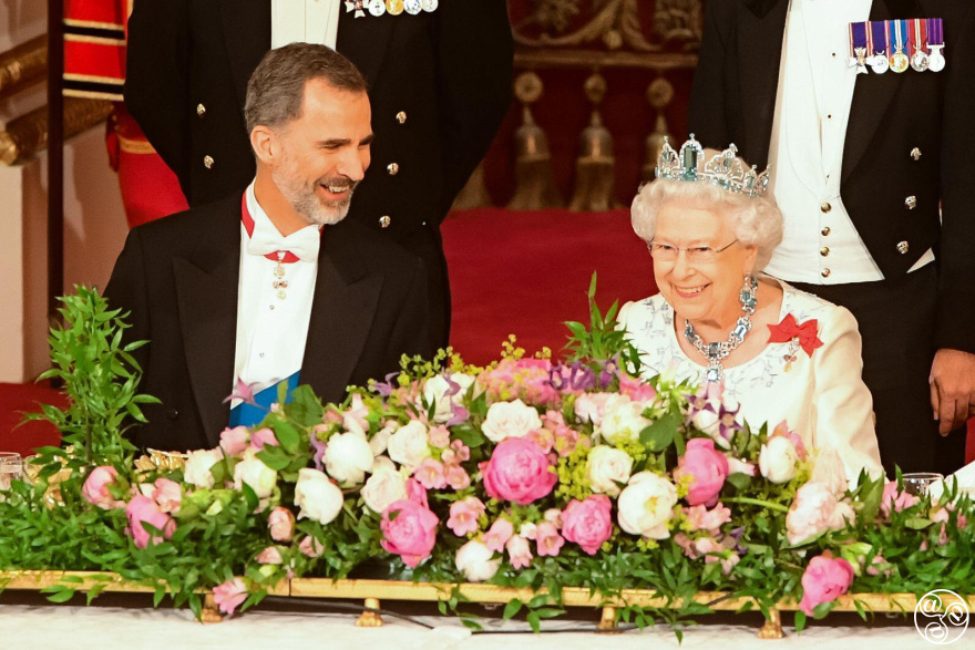Queen Elizabeth II and King Felipe VI of Spain during the State Banquet at Buckingham Palace, London for the King's State Visit to the UK in 2017. © Alamy