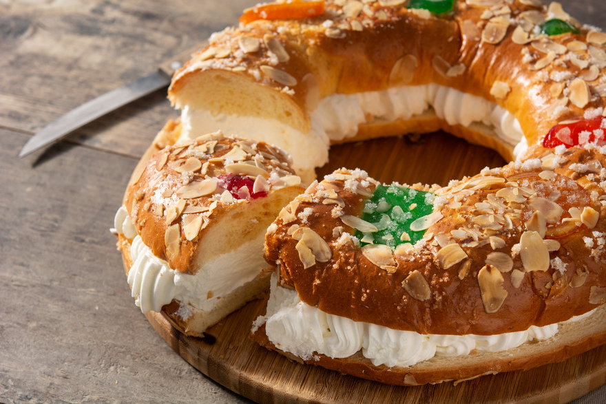 Breakfast is a special occasion on the Three Kings day, January 6th with the Three Kings’ Cake ( Roscón de Reyes) © istock
