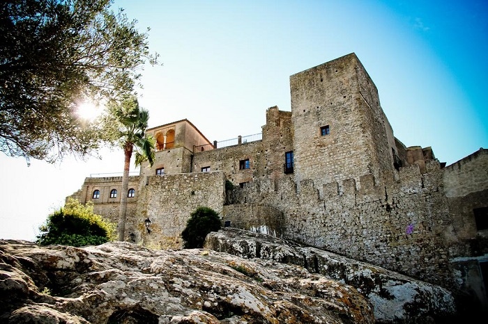  Castle walls in the sun © Booking.com / TUGASA Hotel Castillo de Castellar