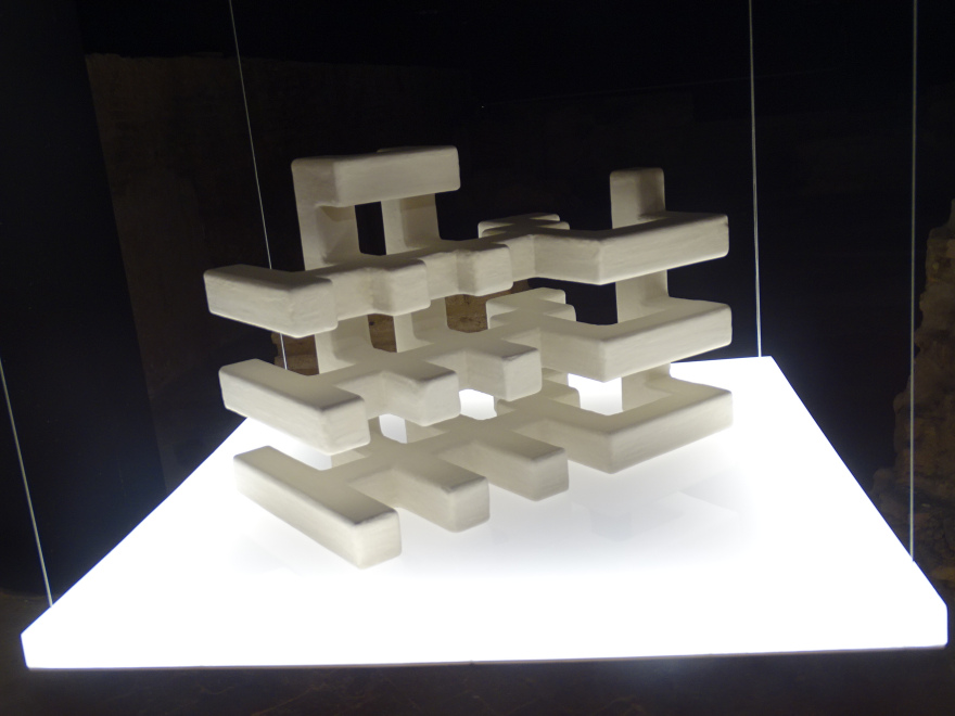 Templum&nbsp;veritatis&nbsp;occultae features interlocking white grids. © Fiona Flores-Watson