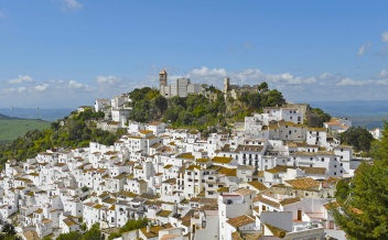 Whitewashed sugar-cube houses cascading down the hills of Casares, Spain © Michelle Chaplow